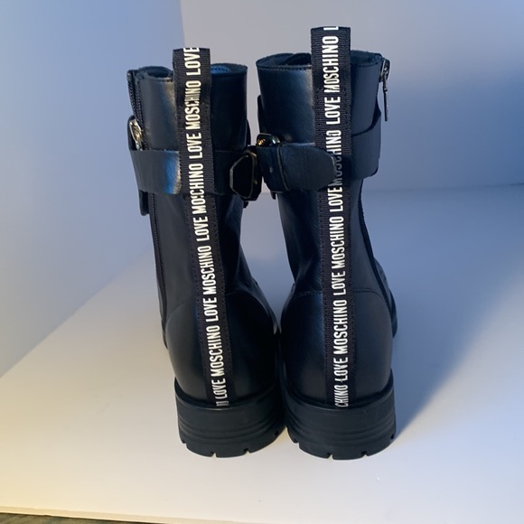 COPY - NWT. Moschino Combat leather boot with gold buckle - Picture 7 of 11